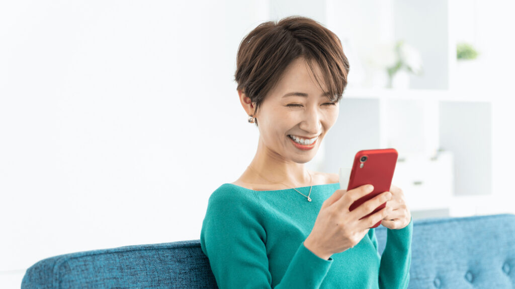 今朝の院長の独り言を読んで笑っている女性